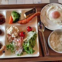 朝食は豪華では無いが、なかなか良かった。