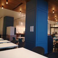 ラウンジと兼用の朝食会場は狭め