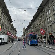 ベルン旧市街のメインストリートを走る