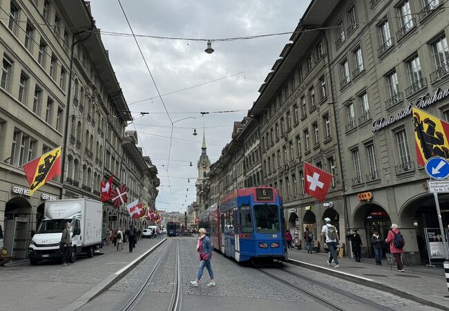 ベルン旧市街のメインストリートを走る