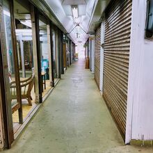 シャッター降りているお店が多い