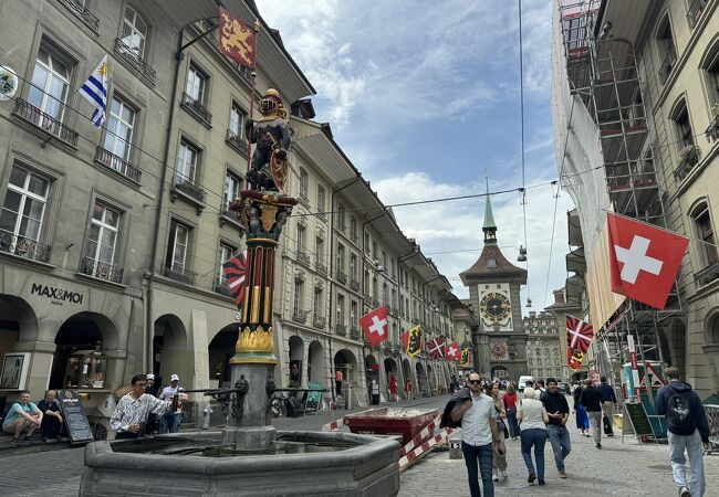 ベルン市を象徴する熊の彫像の噴水