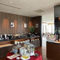 ティータイムのブッフェ台、終日お酒が飲めます！