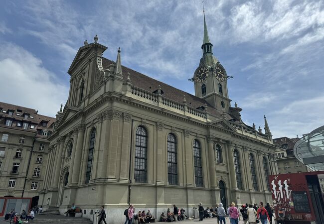 ベルン中央駅前にあるバロック様式の教会