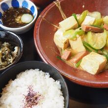 首里殿内
