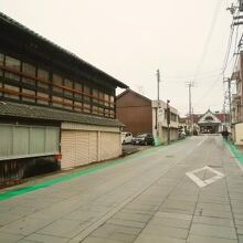 駅前通りが続きます