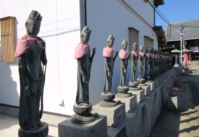 77番という縁起の良い札所は眼なおし薬師と百観音が特徴