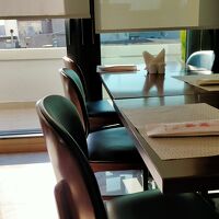 朝食レストランは狭いです