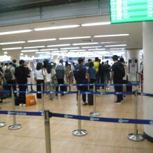 ドンムアン空港の入国審査の状況です。利用客が多いのは変化なし