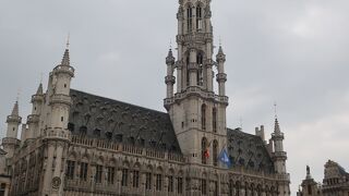 グランプラスに残る唯一の中世の建物、ブリュッセル市庁舎 ♪