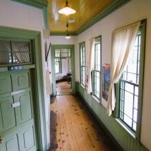 玄関から観た廊下