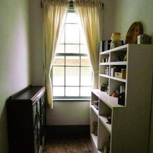 １階玄関ホール横に在る納戸