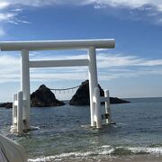 夫婦岩と白い鳥居