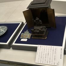 隠された聖母マリアがキリストを抱くレリーフ