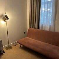 ソファでくつろげる。でもテーブルは無い。