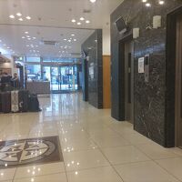 朝食会場から見た玄関。左にフロント、右に３機のエレベータ。