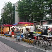 ビブグルマンのお店のある夜市　