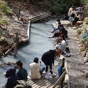 川がそのまま足湯