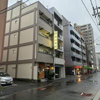 外観。裏通りに入っているので静か