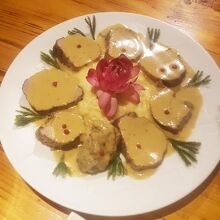 豚フィレのクリーム煮は穏やかで、年配の方でもよさそう