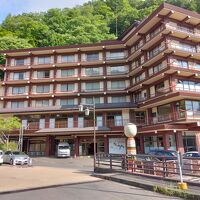 川沿いに立ち、大きなこけしがある橋が目印です