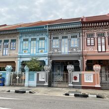 カラフルなプラナカンのお家が並んでいます