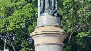 ヴィクトリア女王像