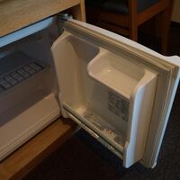 冷蔵庫の中にミネラルウォーター1本あり