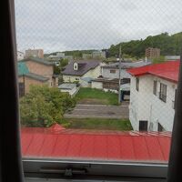 手前の赤い屋根は教会らしい。