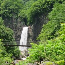 地響きがするほど迫力のある滝