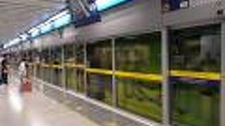 国鉄やレッドラインとの乗換駅