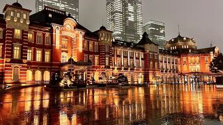 雨の夜の赤レンガ駅舎は　アメージング・ステーション