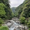 澄んだ水、大きな岩