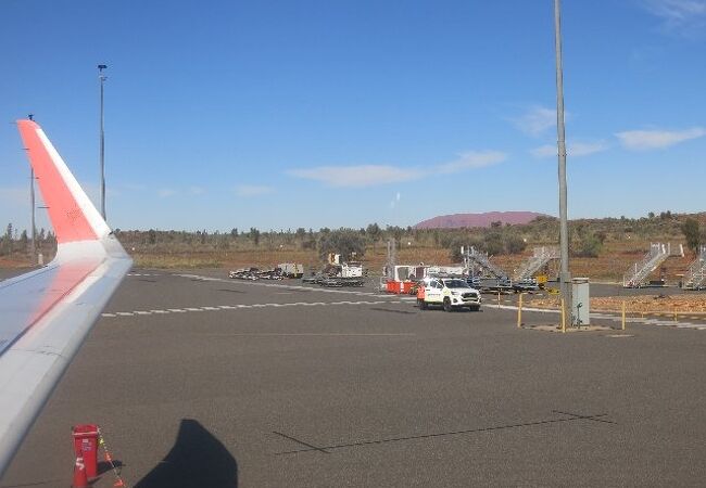 エアーズロック空港 (AYQ)