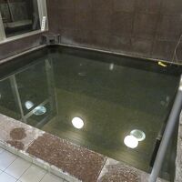 湯は黒色、つるつる感が疲れを癒やす