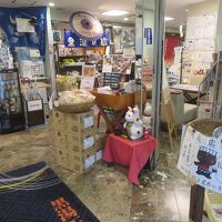 ロビー、所狭しと土産物などが並ぶ。