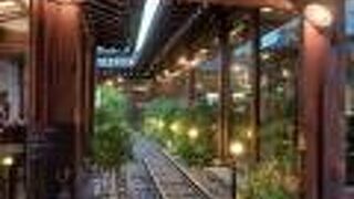 常に混んでいる映えカフェ