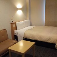 部屋はセミダブルベッドとソファがあります。