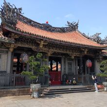 正面から見た前殿