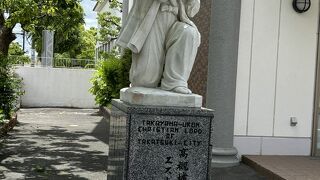 追放されたマニラの聖母大聖堂を模して建てられています