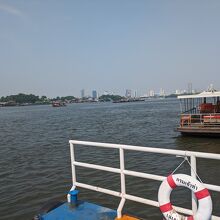 チャオプラヤー渡し船 (クロントイ港)