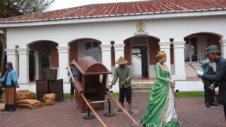 高台にある施設は観光客で混みあっていました。