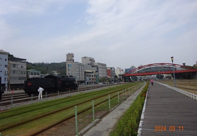 高雄臨港線は、以前は貨物線の線路だったらしいのですが、いまはライトレールが走っています。