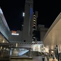 やや古いが駅前広場に面しており部屋が広く快適