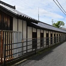 細長い建物だ