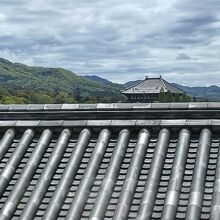 十八間戸の向こうに大仏殿