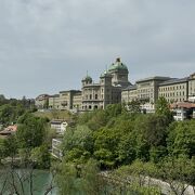 キルヒェンフェルト橋から議事堂全体が見られる
