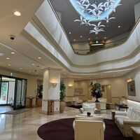 ホテルのロビーで