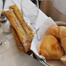 グリッシーニとパン