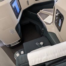 区切られた、フルフラットになるビジネスクラスの座席